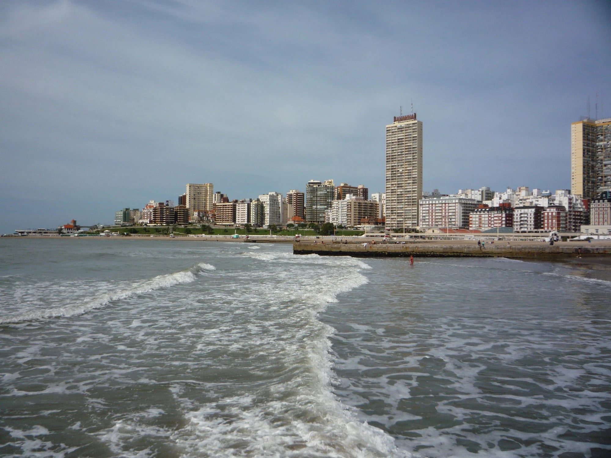 Olas del Atlántico y costa de Mar del Plata