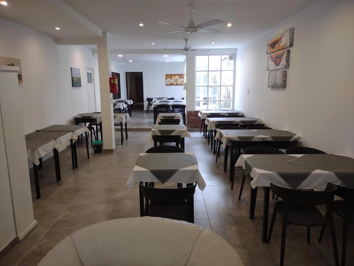 Comedor del Hotel Kube, con mesas preparadas para recibir huéspedes