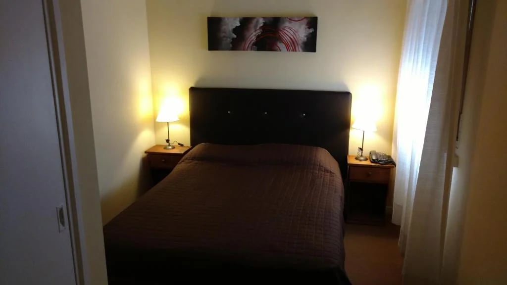 Habitación doble del Hotel Kube, con cama matrimonial y lámparas de noche