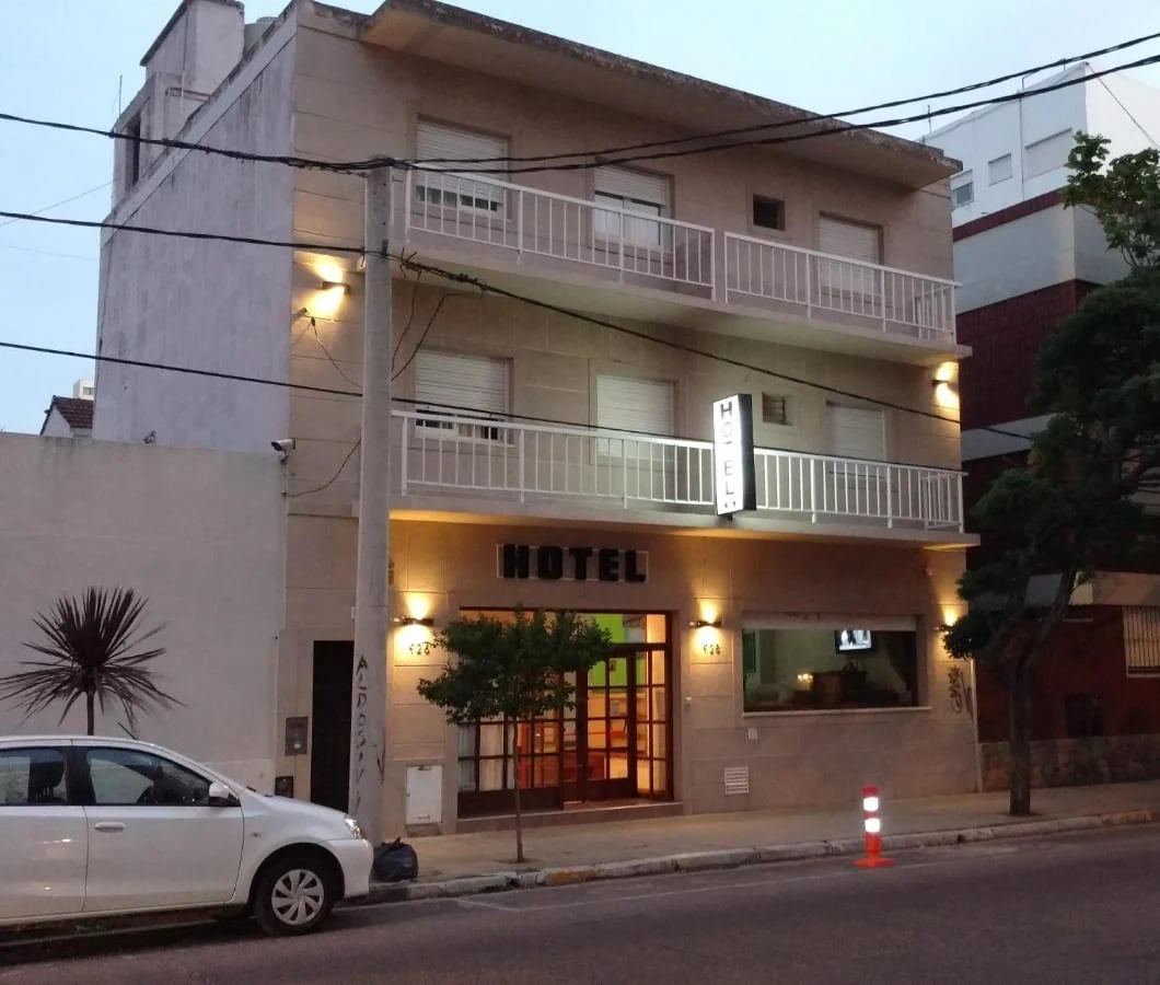 Entrada y fachada del Hotel Kube en La Perla