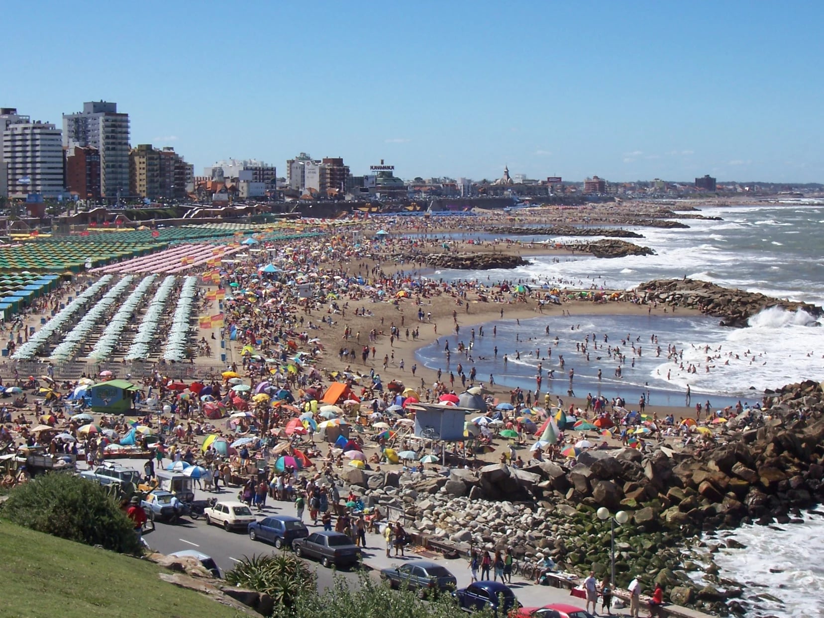 Vista de la playa La Perla y su paseo costero, Mar del Plata