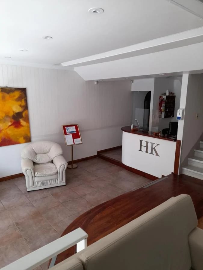Recepción del Hotel Kube con sillón y mostrador