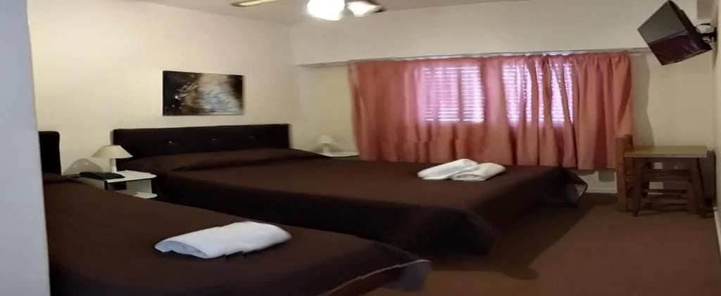 Habitación triple clásica del Hotel Kube, con cama doble e individual